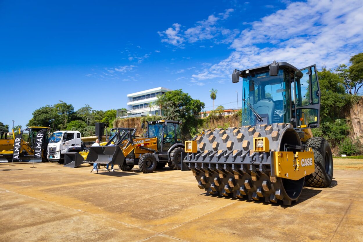 El Gobierno de Misiones entregó máquinas viales a diez municipios para optimizar la conectividad y la producción local imagen-12