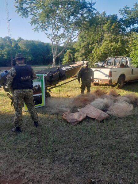 Tras 48 horas de patrulla intensa por el Paisaje Protegido Lago Urugua-í: decomisan redes y botes de pescadores furtivos imagen-2