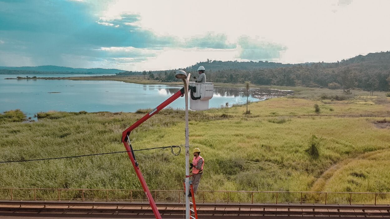 Vialidad Provincial y Energía de Misiones ponen a nuevo el sistema lumínico del puente Yabebiry imagen-12