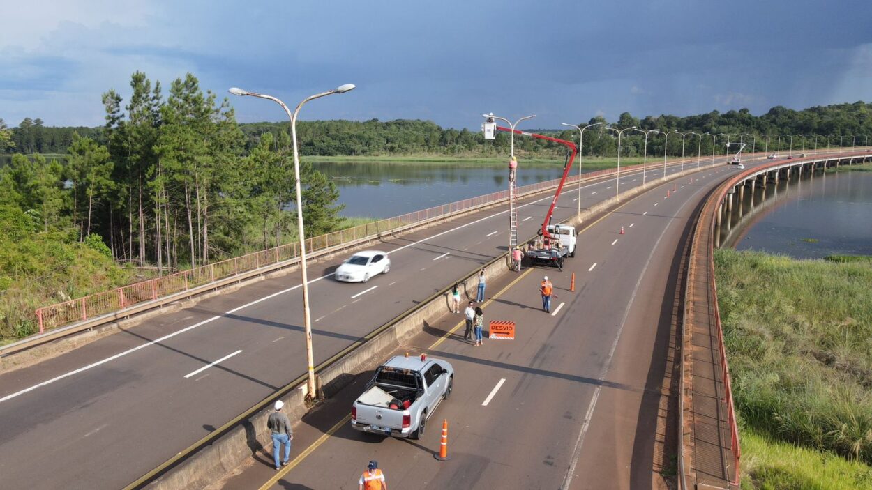 Vialidad Provincial y Energía de Misiones ponen a nuevo el sistema lumínico del puente Yabebiry imagen-10