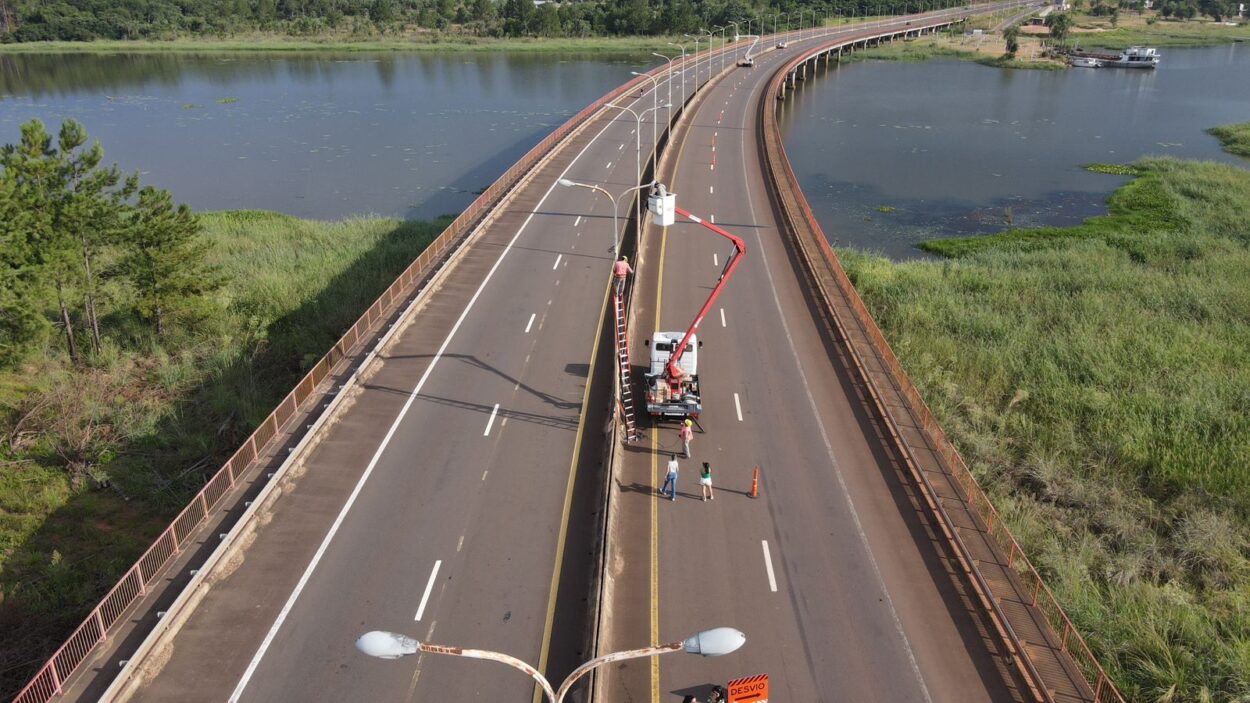 Vialidad Provincial y Energía de Misiones ponen a nuevo el sistema lumínico del puente Yabebiry imagen-8