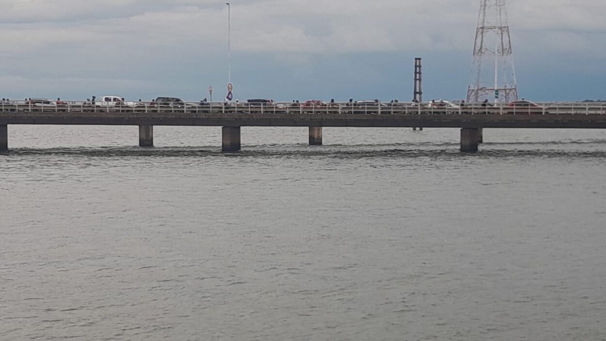 Caos en el tránsito vehicular en el puente San Roque González de Santa Cruz imagen-1