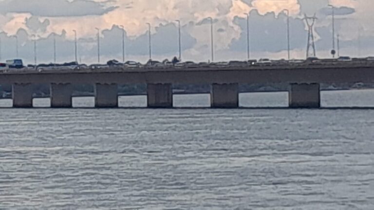 Caos en el tránsito vehicular en el puente San Roque González de Santa Cruz imagen-45