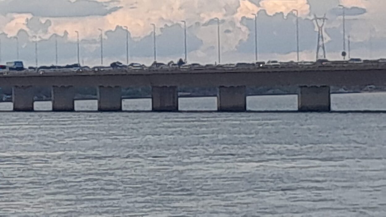 Caos en el tránsito vehicular en el puente San Roque González de Santa Cruz imagen-9