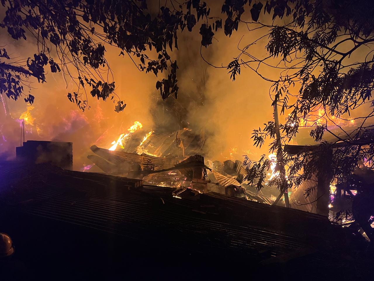 Voraz incendio destruyó una carpintería en Oberá, intervinieron 10 dotaciones de Bomberos policiales y Voluntarios imagen-2