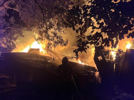 Voraz incendio destruyó una carpintería en Oberá, intervinieron 10 dotaciones de Bomberos policiales y Voluntarios imagen-5