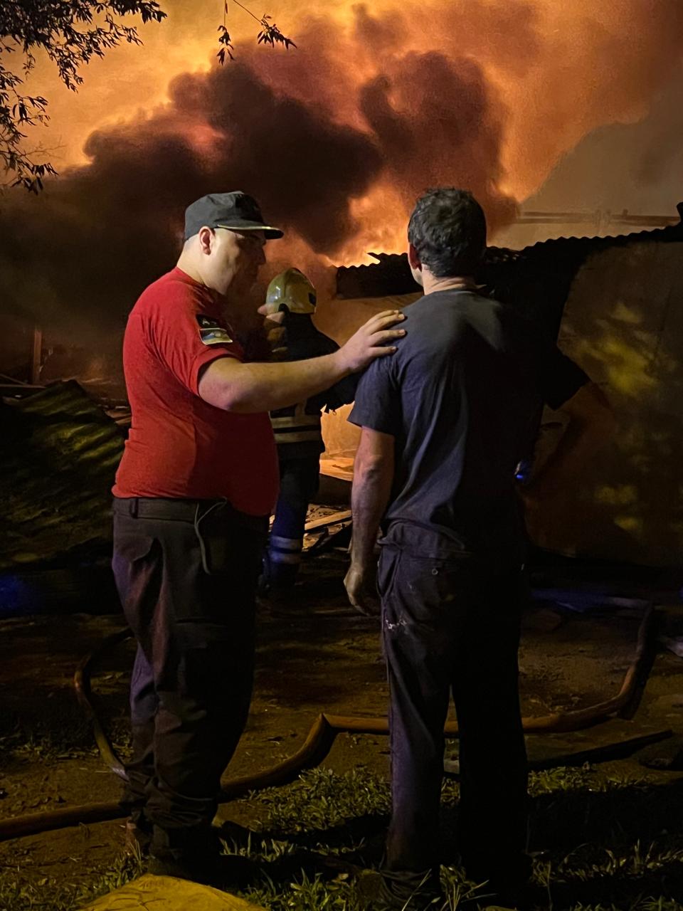 Voraz incendio destruyó una carpintería en Oberá, intervinieron 10 dotaciones de Bomberos policiales y Voluntarios imagen-12