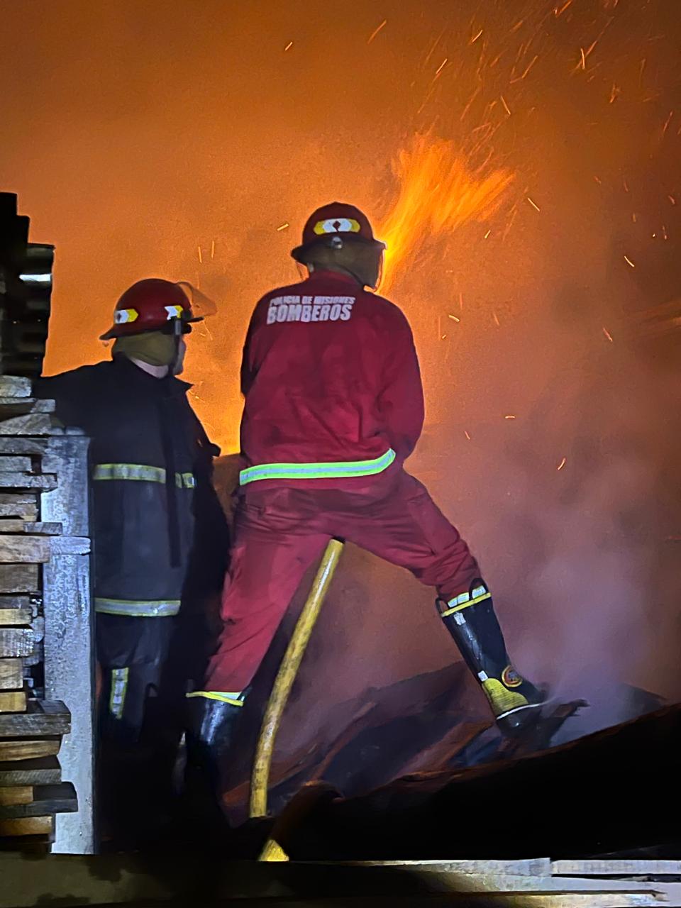 Voraz incendio destruyó una carpintería en Oberá, intervinieron 10 dotaciones de Bomberos policiales y Voluntarios imagen-6