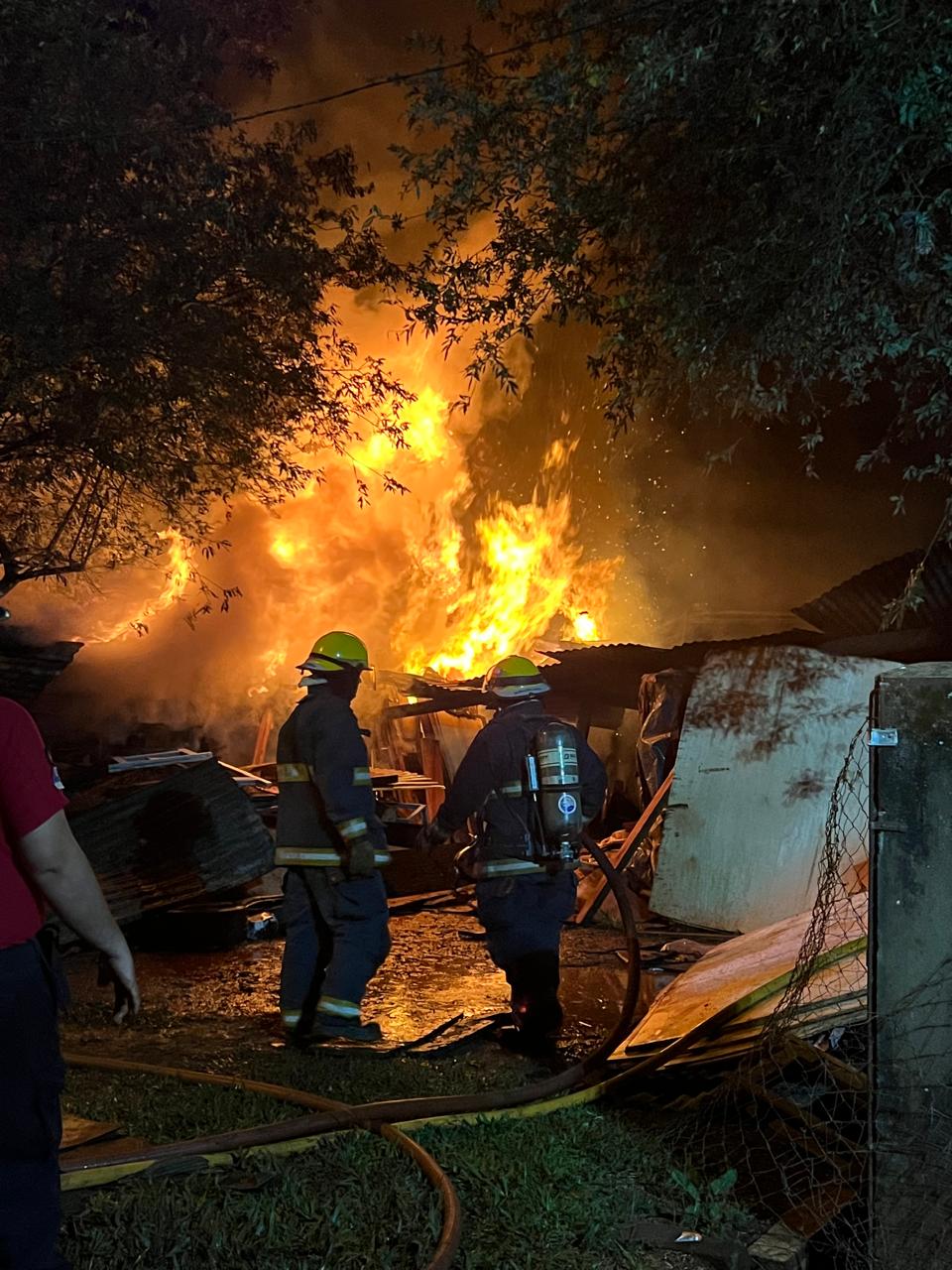 Voraz incendio destruyó una carpintería en Oberá, intervinieron 10 dotaciones de Bomberos policiales y Voluntarios imagen-4