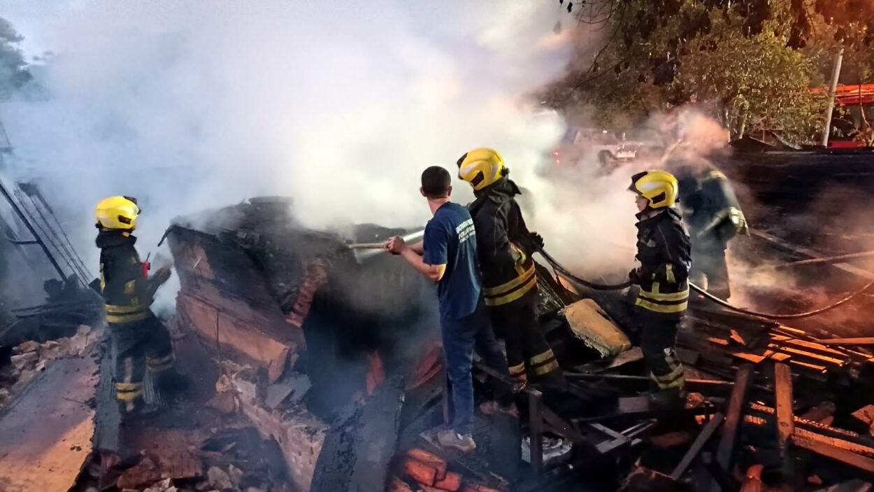 Voraz incendio destruyó una carpintería en Oberá, intervinieron 10 dotaciones de Bomberos policiales y Voluntarios imagen-10