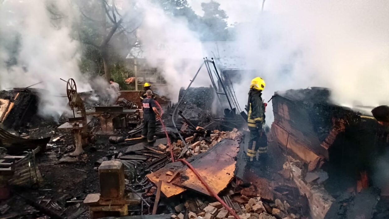 Voraz incendio destruyó una carpintería en Oberá, intervinieron 10 dotaciones de Bomberos policiales y Voluntarios imagen-8