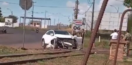 Posadas: Colisión entre una camioneta y el tren internacional en Encarnación imagen-2