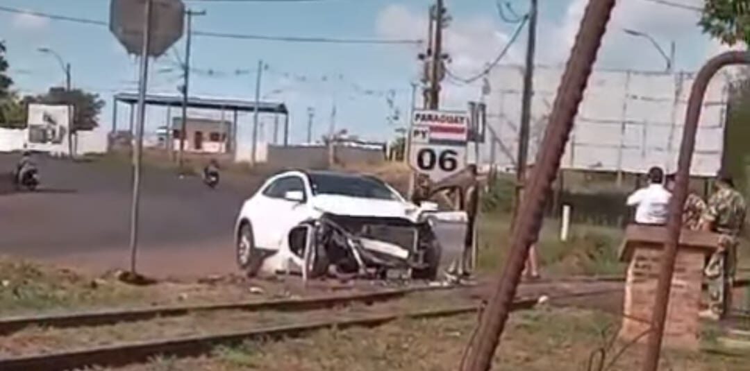 Posadas: Colisión entre una camioneta y el tren internacional en Encarnación imagen-7