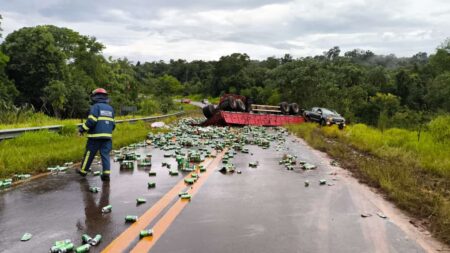 Despistó un camión en la ruta 101 y la carga de cerveza que llevaba se desparramó sobre la cinta asfáltica imagen-9