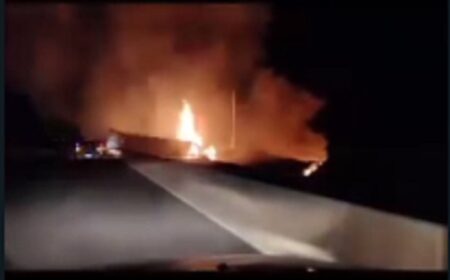 Trágico: el chofer del camión que volcó y se incendió quedó atrapado imagen-11