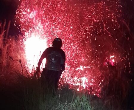 Bomberos de la Policía trabajaron unas 10 horas para detener un frente de incendio en Santa Ana imagen-7