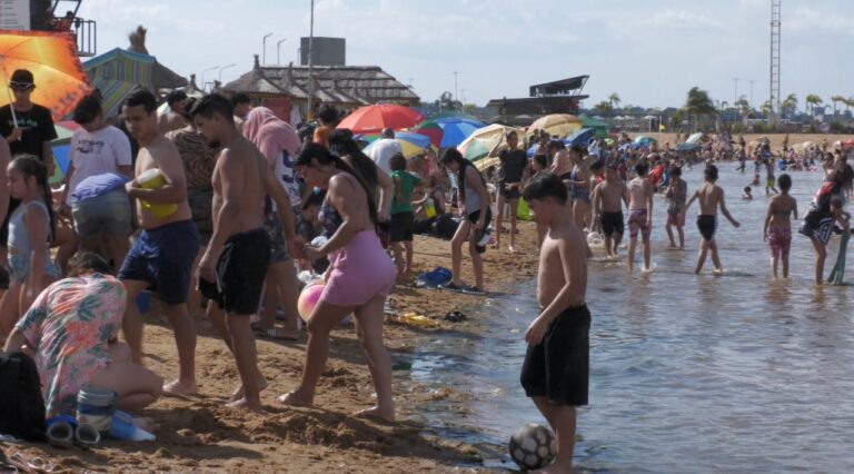 Miles de familias disfrutaron el primer día del 2025 en los atractivos naturales de Misiones imagen-38