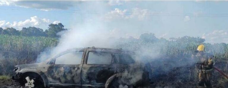 Una familia argentina logró escapar ilesa de un incendio que destruyó por completo su vehículo en Brasil imagen-43