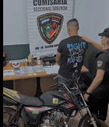 Atraparon a un presunto motochorro y le secuestraron un arma, dinero y tarjetas bancarias robadas imagen-5