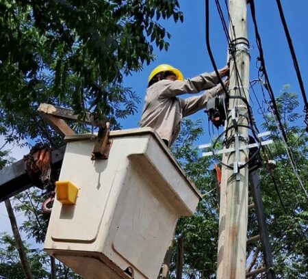 Continúan reemplazando postes afectados por el fuerte vendaval del fin de semana en algunas zonas de la provincia imagen-4