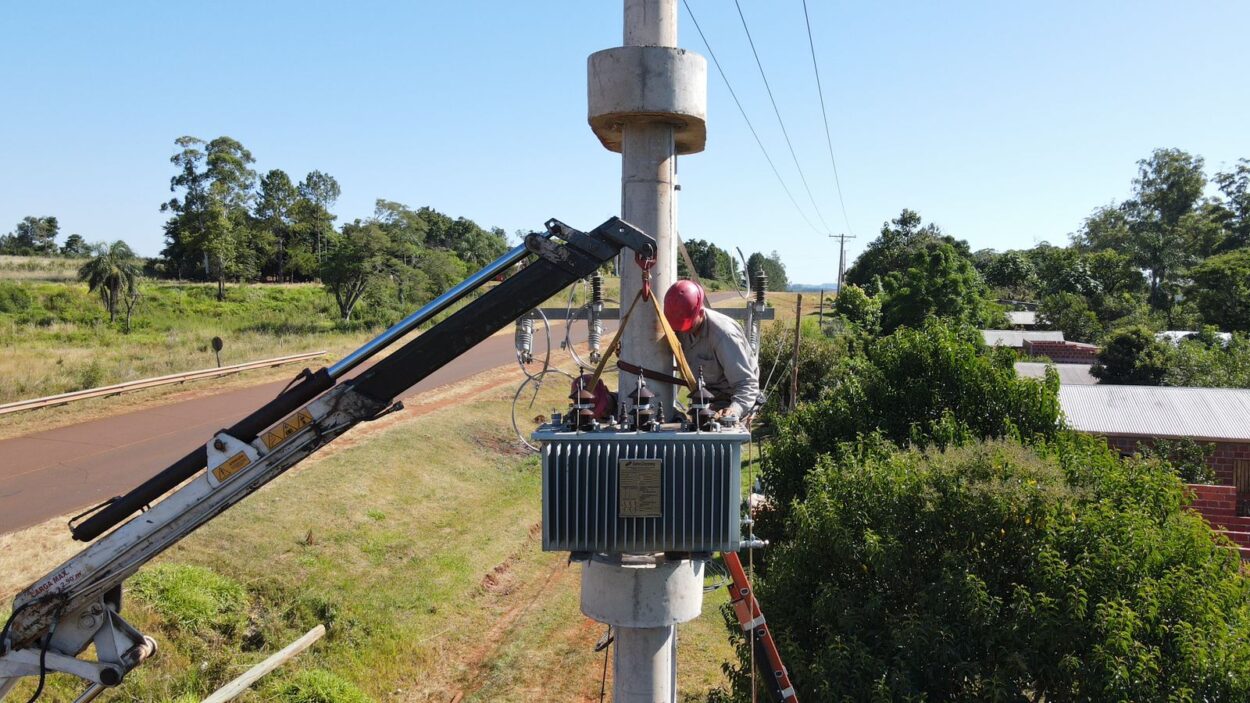 Itacaruaré: Familias de Picada 53 se benefician con importantes mejoras eléctricas imagen-6