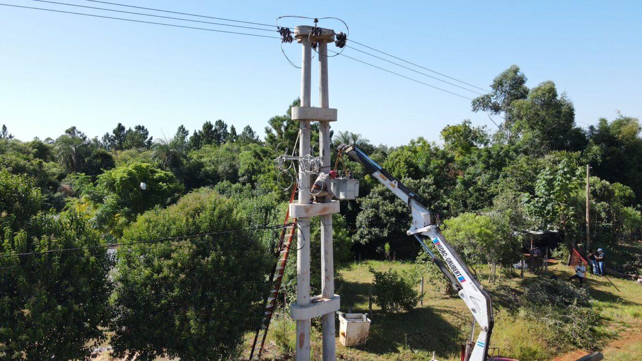 Itacaruaré: Familias de Picada 53 se benefician con importantes mejoras eléctricas imagen-4