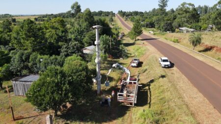 Itacaruaré: Familias de Picada 53 se benefician con importantes mejoras eléctricas imagen-5