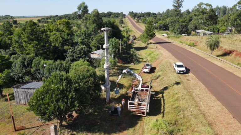 Itacaruaré: Familias de Picada 53 se benefician con importantes mejoras eléctricas imagen-50