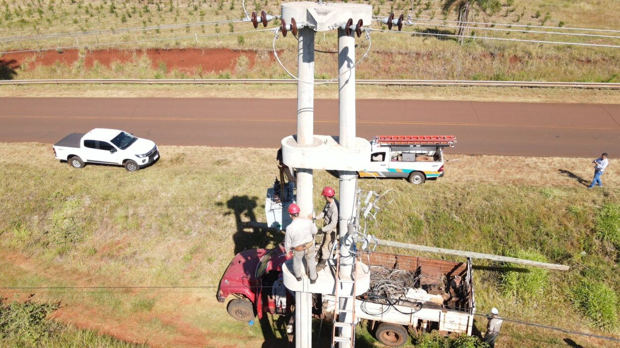 Itacaruaré: Familias de Picada 53 se benefician con importantes mejoras eléctricas imagen-2