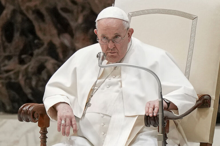 El papa Francisco sufrió una crisis respiratoria y aclaran que su estado "sigue siendo crítico" imagen-41