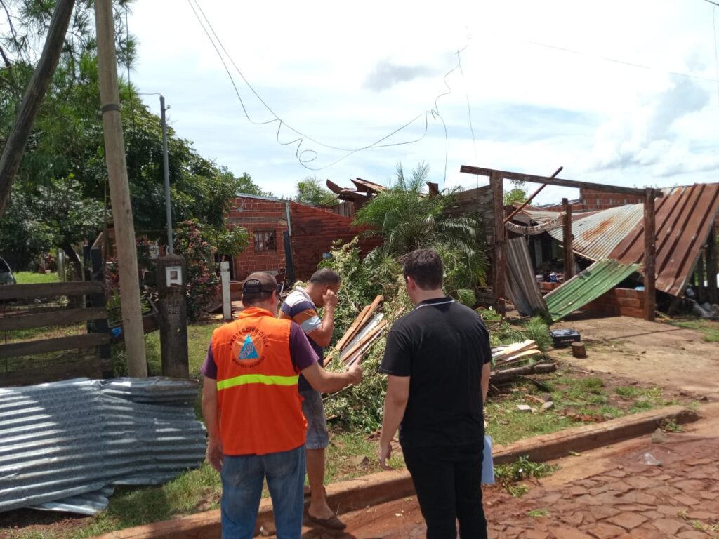 El Gobierno de Misiones asistió a casi 200 familias afectadas por el temporal en Alem imagen-4