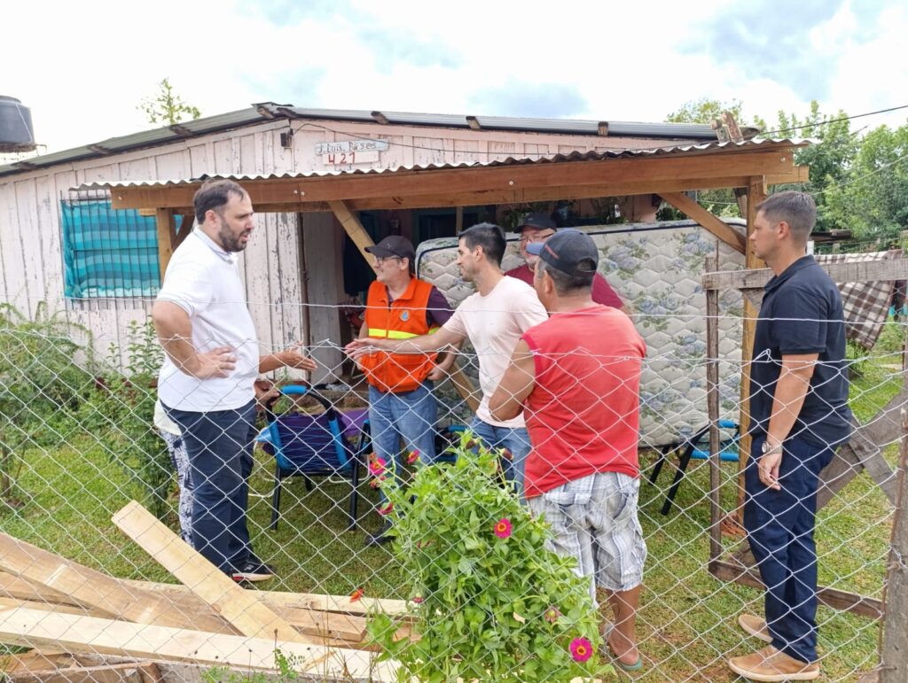 El Gobierno de Misiones asistió a casi 200 familias afectadas por el temporal en Alem imagen-6