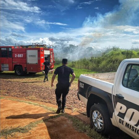 Pese al riesgo por incendios, realizó la quema de basura y tuvo que llamar a la policía para que lo apagara imagen-12