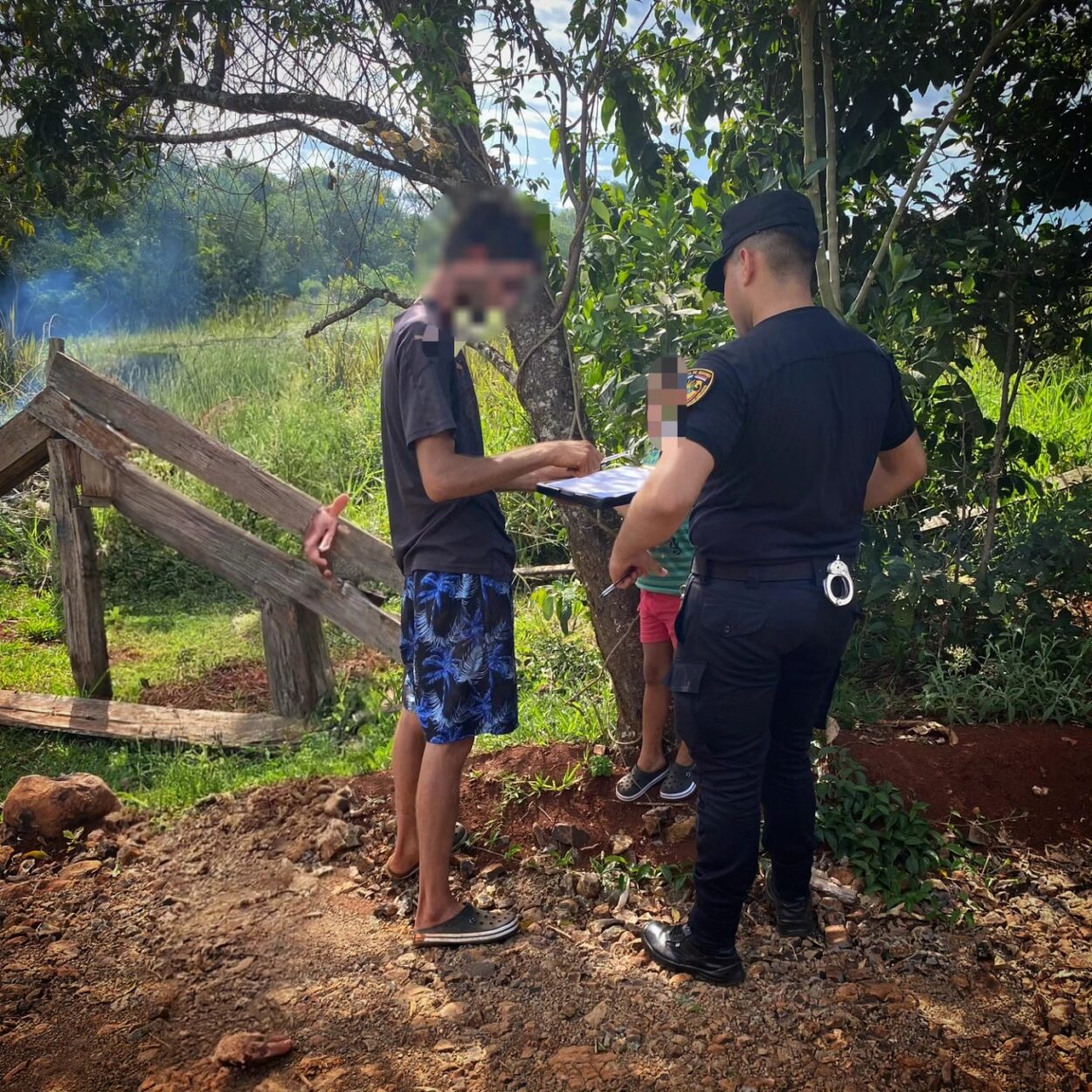 Pese al riesgo por incendios, realizó la quema de basura y tuvo que llamar a la policía para que lo apagara imagen-2