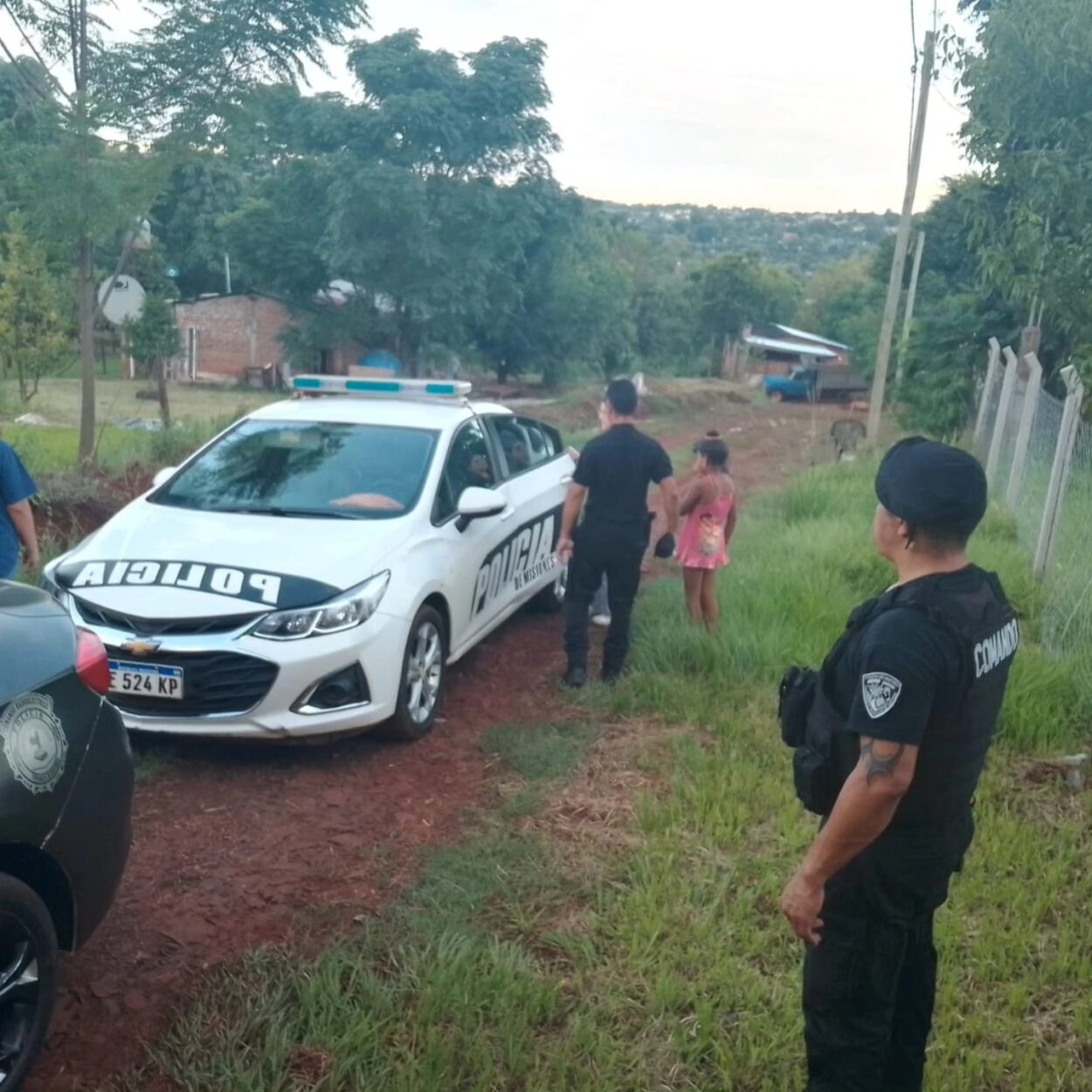 Policías fueron requeridos por vecinos para resguardar a dos niños que estaban solos en su casa imagen-2