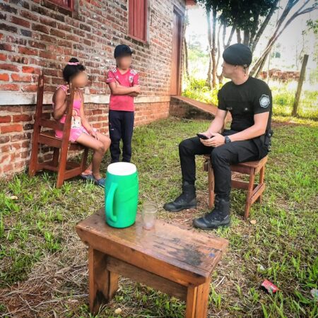 Policías fueron requeridos por vecinos para resguardar a dos niños que estaban solos en su casa imagen-7