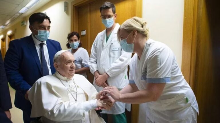 El Vaticano informó que el papa Francisco continúa con evolución favorable tras su hospitalización por neumonía El Vaticano informó que el papa Francisco continúa con evolución favorable tras su hospitalización por neumonía imagen-41
