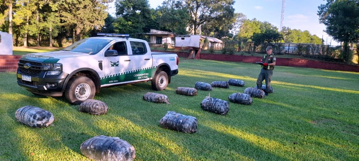 Arrojaron más de 340 kilos de marihuana desde una embarcación imagen-2