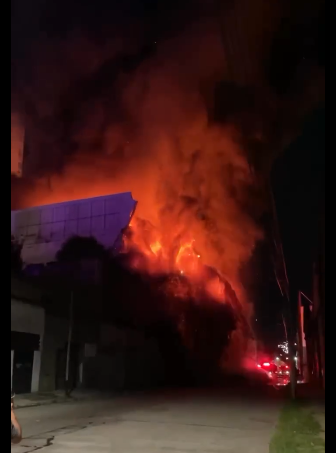 Avellaneda: Violento incendio devastó un galpón cercano al Puente Pueyrredón imagen-5