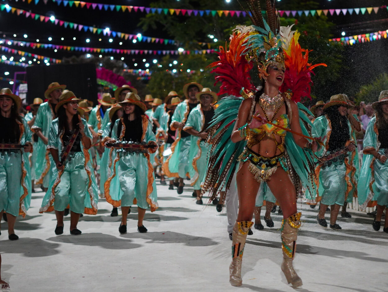 Carnavales Misioneros: Municipios viven a pleno las noches del desfile que se llenan de brillo, música, baile y alegría imagen-6