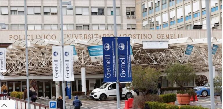 Tras pasar su segunda noche hospitalizado por una bronquitis, el papa Francisco sigue en reposo y no dirigió el Ángelus imagen-38