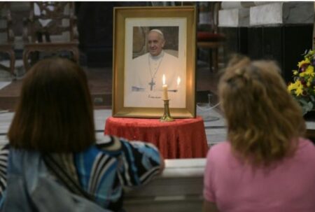 El Papa está "estable, descansando y con agenda cancelada hasta el sábado" imagen-9