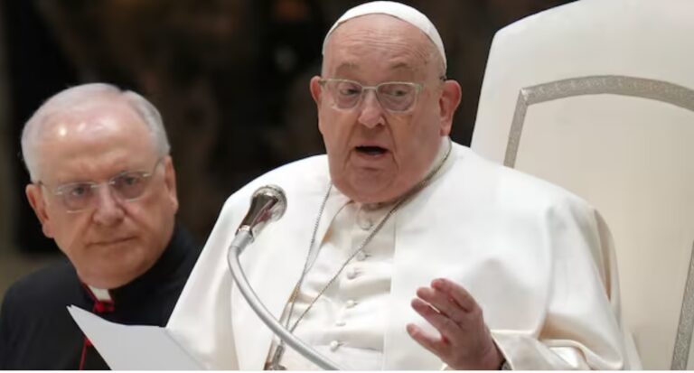 El Vaticano anunció que el Papa padece una neumonía bilateral y que su cuadro clínico sigue siendo “complejo” imagen-6