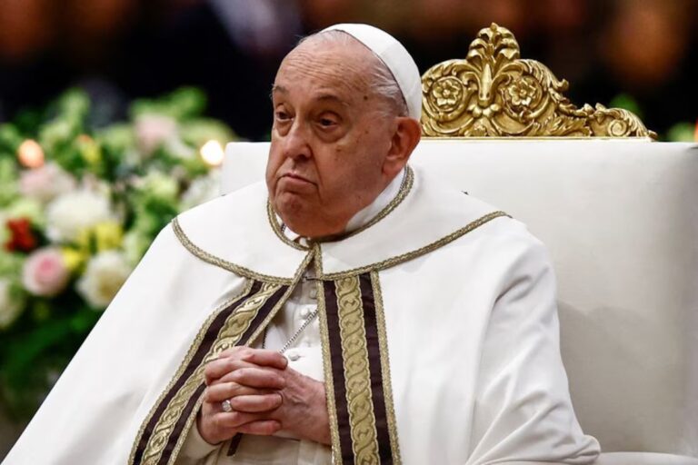 El papa Francisco pasó una noche tranquila tras ser diagnosticado con neumonía bilateral imagen-32