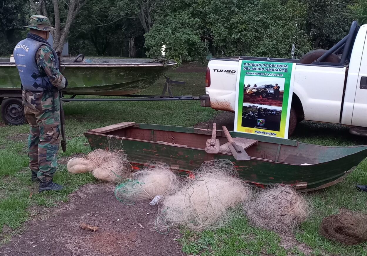 Exitoso operativo contra la pesca furtiva en el Lago Urugua-í: decomisan redes y embarcación imagen-1