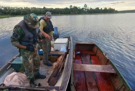 Exitoso operativo contra la pesca furtiva en el Lago Urugua-í: decomisan redes y embarcación imagen-4