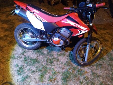 Un joven chocó con su motocicleta y accidentalmente habría sufrido un disparo de arma de fuego en el abdomen imagen-4