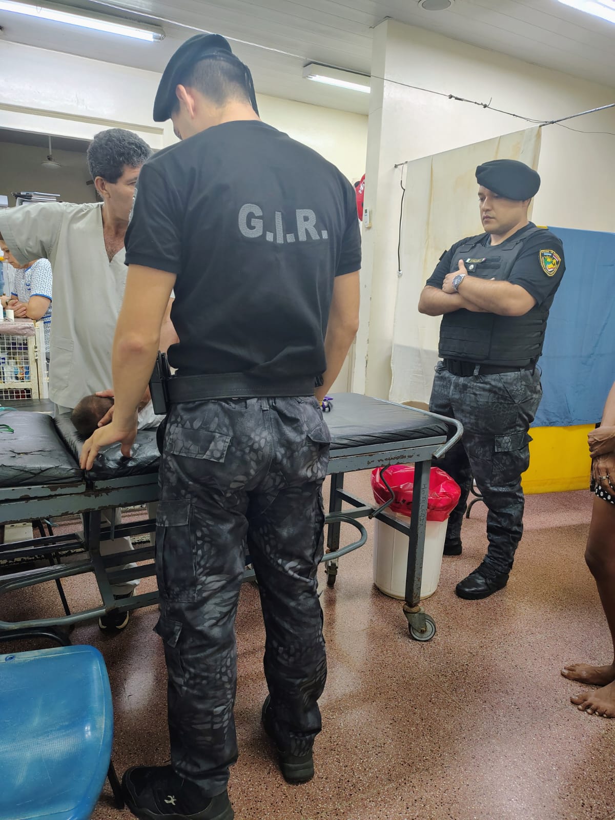 Llevó a la guardia a su bebé que no respiraba y los policías lograron reanimarlo imagen-2