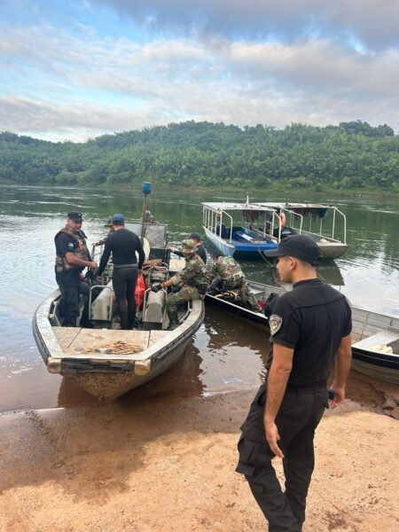 Continúa el operativo de búsqueda de Axel Paredes en el lago Urugua-í imagen-4