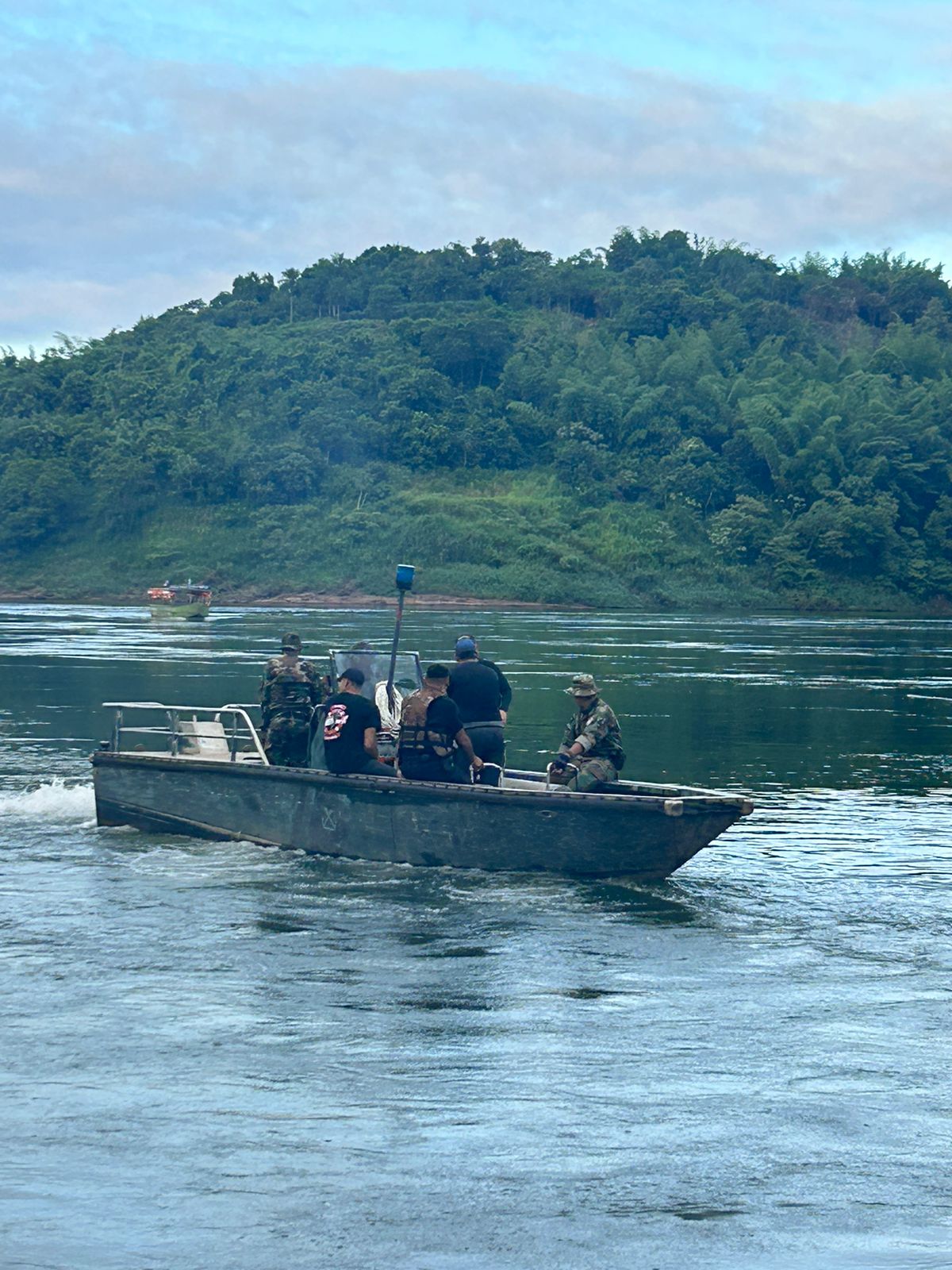 Continúa el operativo de búsqueda de Axel Paredes en el lago Urugua-í imagen-2